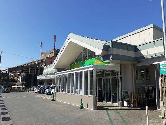 近くのサンエーV21じょうがく食品館まで620m（徒歩8分）
