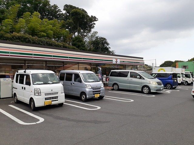 近くのコンビニまで850m（徒歩11分）