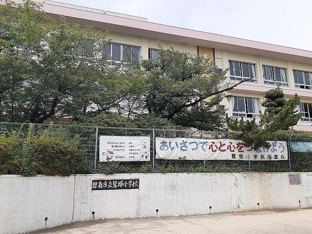 近くの小学校まで560m（徒歩7分）