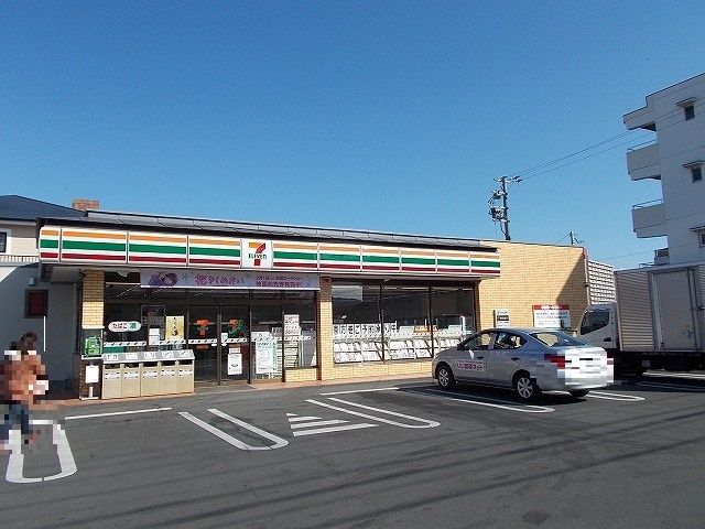近くのコンビニまで400m（徒歩5分）