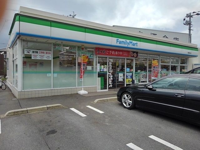 近くのファミリーマート鳥栖藤木店まで860m（徒歩11分）