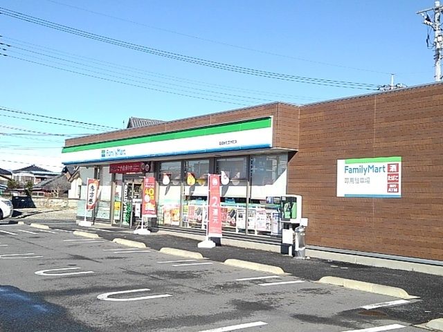 近くのファミリーマート新町笛木町店まで1,200m（徒歩15分）
