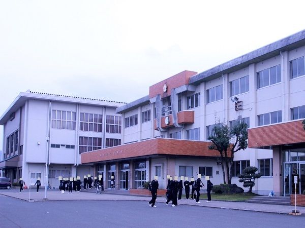 近くの越前市武生第二中学校まで650m（徒歩9分）