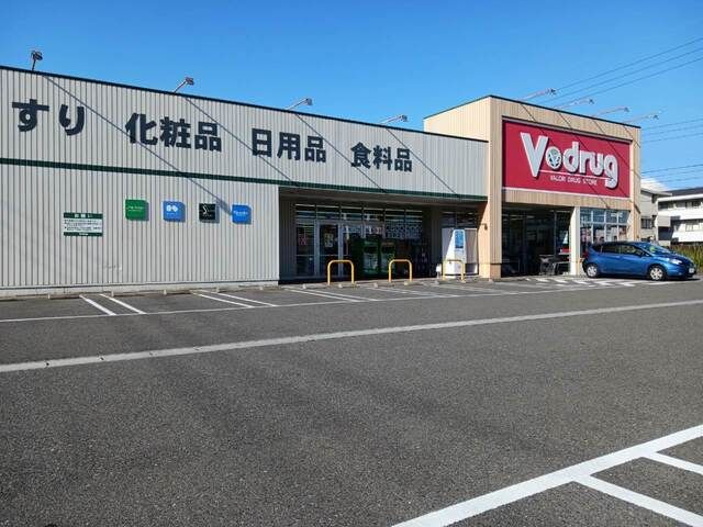 近くのドラッグストアまで500m（徒歩7分）