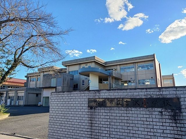 近くの小学校まで750m（徒歩10分）