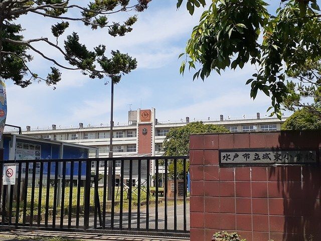 近くの水戸市立城東小学校まで900m(徒歩12分)