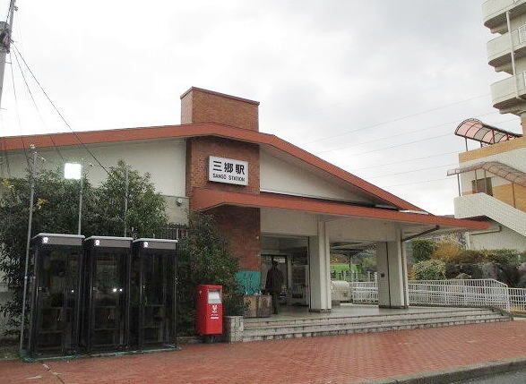 近くのＪＲ三郷駅まで1,100m（徒歩14分）