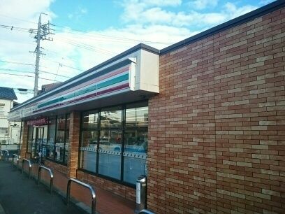 近くのコンビニまで600m（徒歩8分）