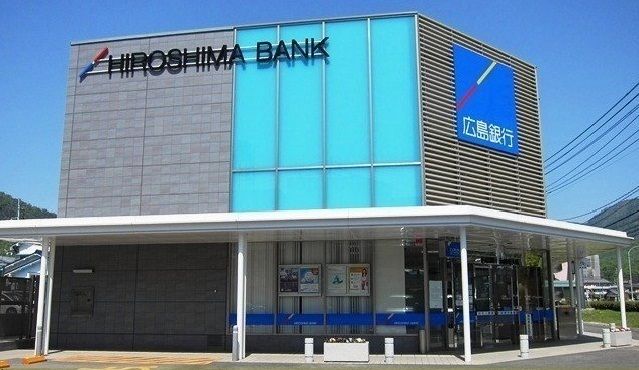 近くの銀行まで2,400m（徒歩30分）