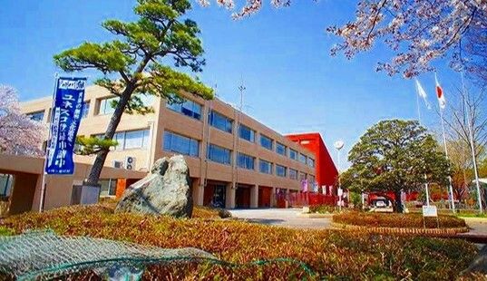近くの役所まで2,100m（徒歩27分）