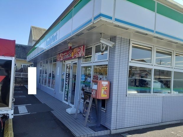 近くのファミリーマート日向鶴町店まで550m（徒歩7分）