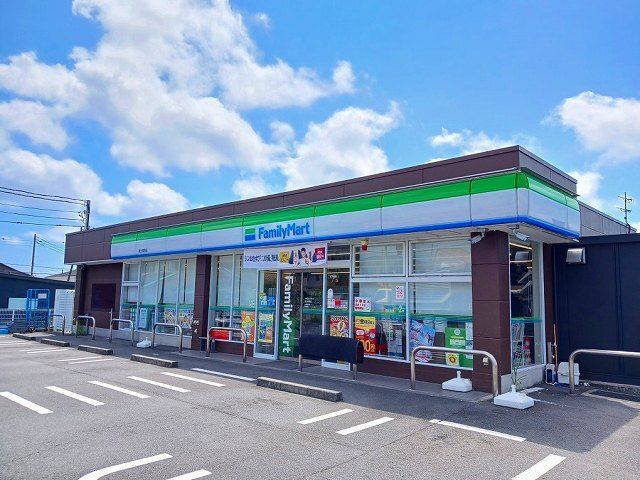 近くのファミリーマート富士厚原店まで350m（徒歩5分）