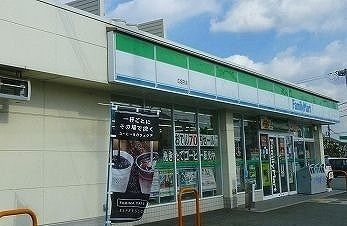 近くのファミリーマートまで100m（徒歩2分）