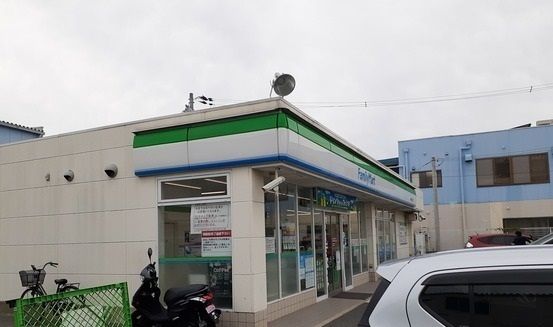 近くのファミリーマート様まで900m（徒歩12分）