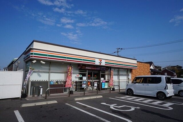 近くのセブンイレブンまで370m（徒歩5分）