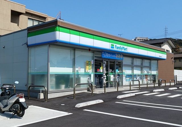 近くのファミリーマートまで1,100m（徒歩14分）