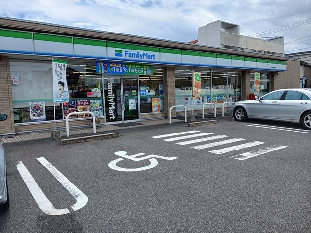 近くのファミリーマートまで150m（徒歩2分）