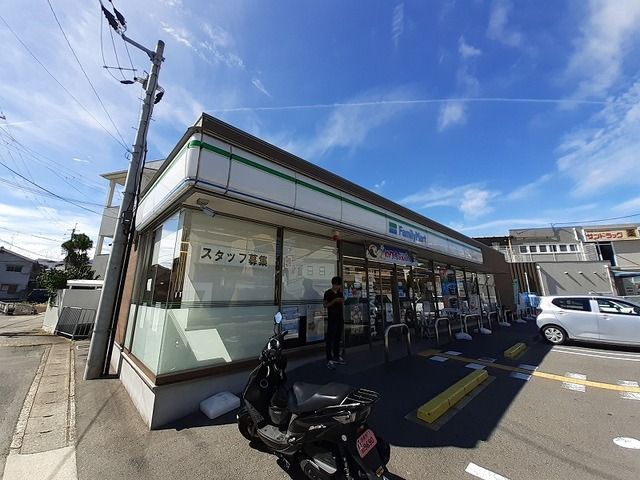 近くのファミリーマート 太秦小学校前まで750m(徒歩10分)