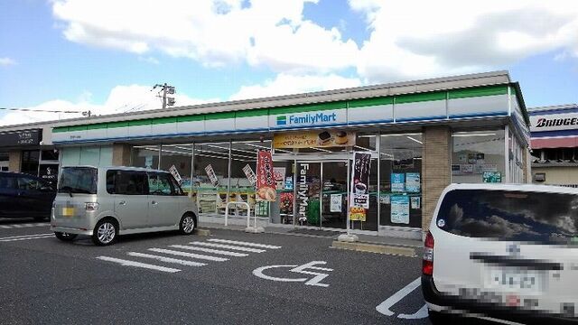 近くのファミリーマートまで850m(徒歩11分)
