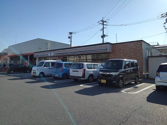 近くのコンビニまで528m（徒歩7分）