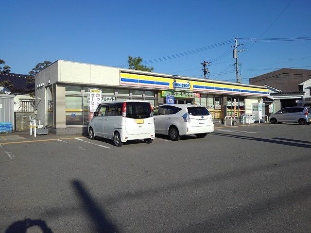 近くのコンビニまで634m（徒歩8分）
