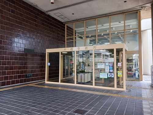 近くの三鷹市役所まで1,100m(徒歩14分)