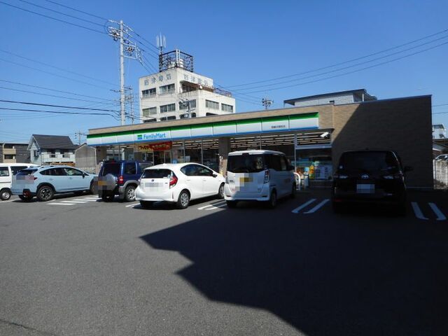 近くのファミリーマート 岡崎河原町店まで300m（徒歩4分）