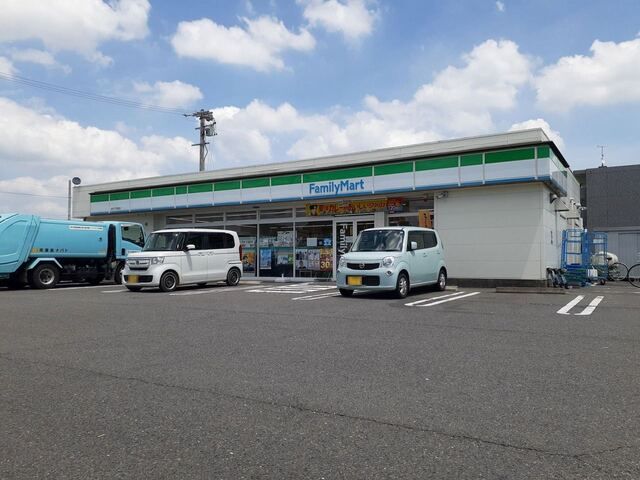 近くのファミリーマート岐阜下西郷店まで1,000m（徒歩13分）