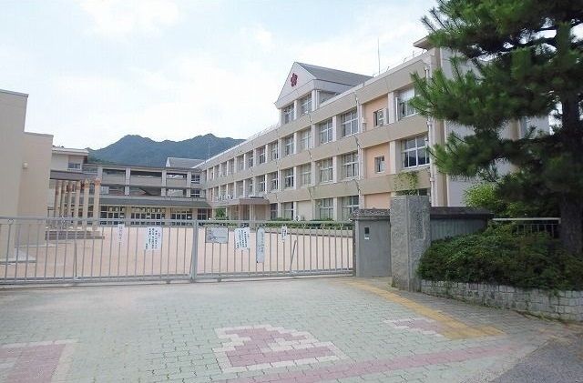 近くの小学校まで1,700m（徒歩22分）