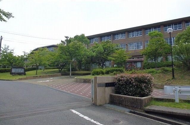 近くの中学校まで2,500m（徒歩32分）