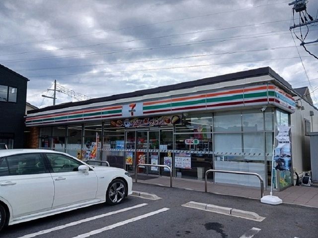 近くのセブンイレブン近江八幡鷹飼町店まで300m（徒歩4分）