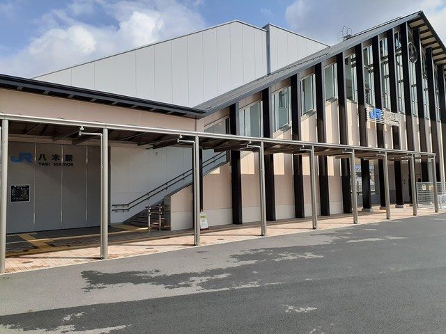 近くの八木駅まで300m（徒歩4分）