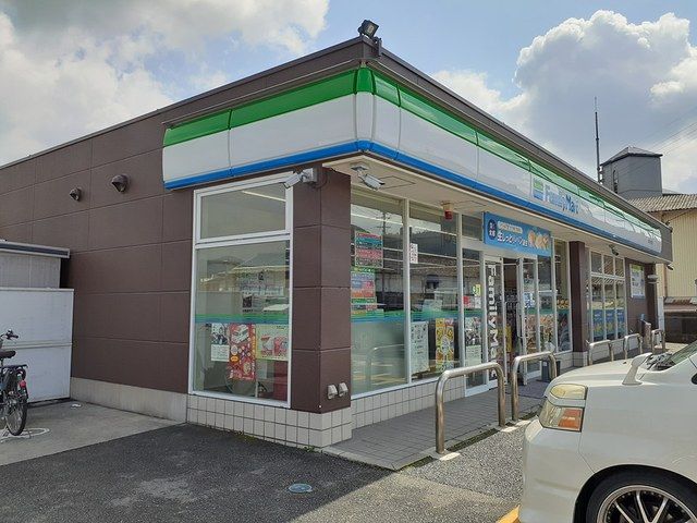 近くのファミリーマート 南丹八木町店まで300m（徒歩4分）