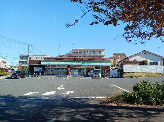 近くのファミリーマートまで500m(徒歩7分)