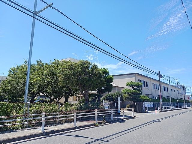 近くの華城小学校まで70m(徒歩1分)