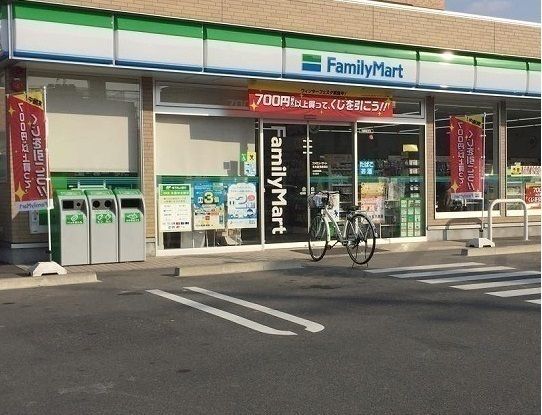 近くのファミリーマートまで60m（徒歩1分）