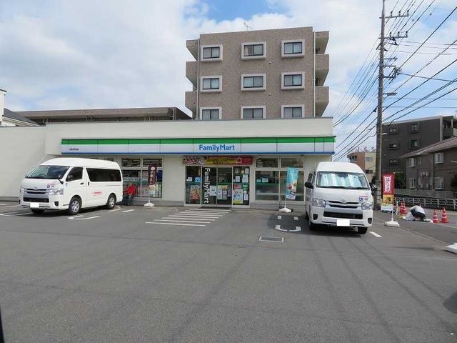近くのファミリーマート日野神明店まで450m（徒歩6分）