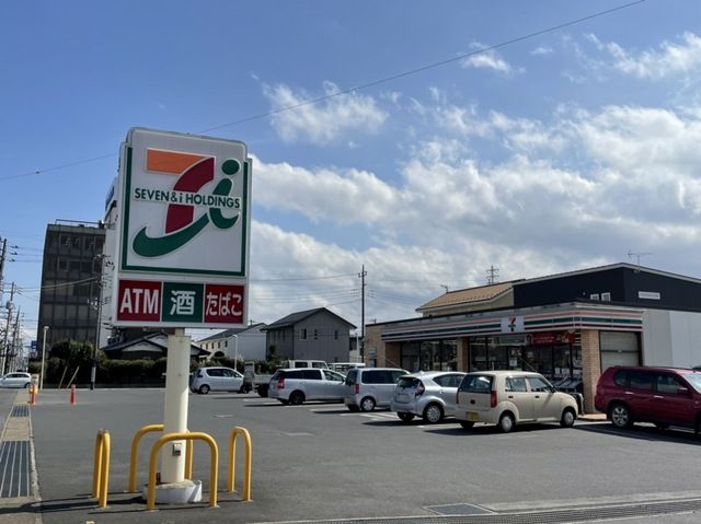 近くのコンビニまで550m（徒歩7分）