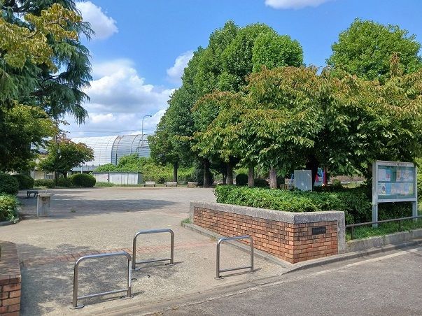 近くのさつきが丘公園まで110m（徒歩2分）