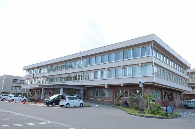 近くの役所まで350m（徒歩5分）