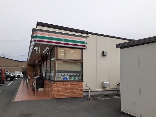 近くのセブンイレブン浜松西ヶ崎西店まで800m（徒歩10分）