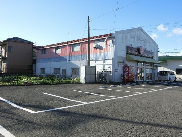 近くの飲食店まで1,300m（徒歩17分）