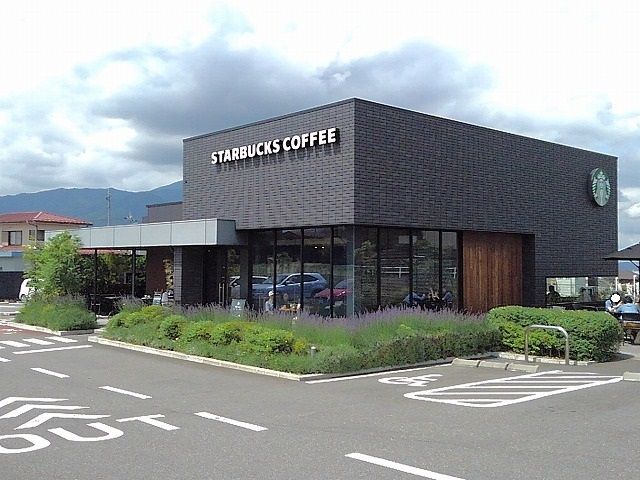 近くのスターバックスコーヒー富士吉田まで1,200m（徒歩15分）