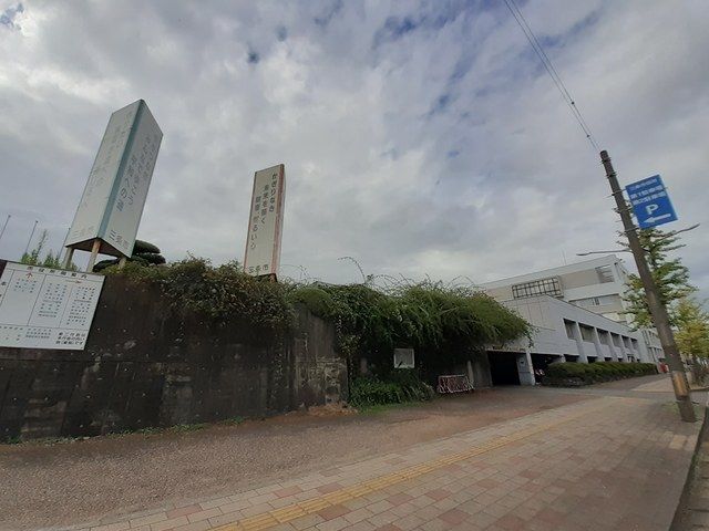 近くの三条市役所まで1,136m(徒歩15分)
