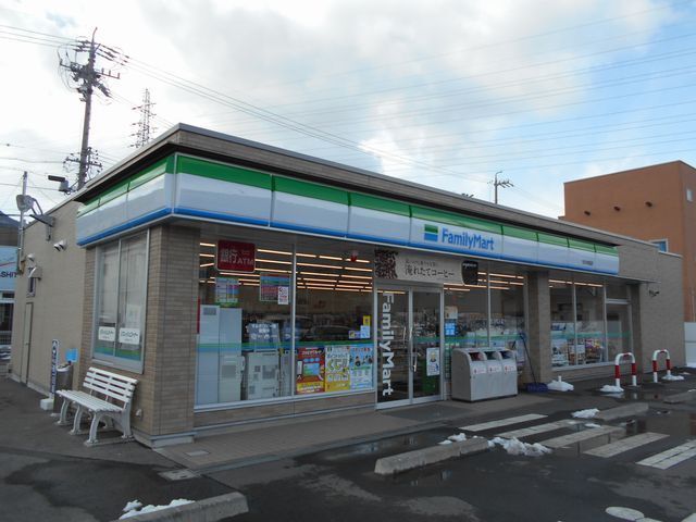 近くのファミリーマート　ちの本田店まで900m（徒歩12分）