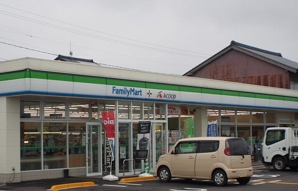 近くのファミリーマートＡコープしんじまで1,400m（徒歩18分）