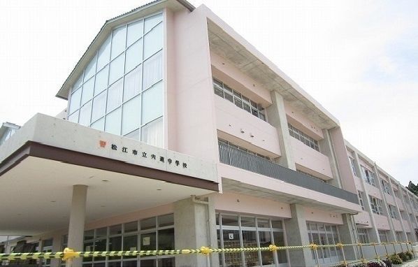 近くの松江市立宍道中学校まで82m（徒歩2分）
