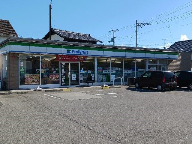 近くのファミリーマート今治別名店まで550m（徒歩7分）