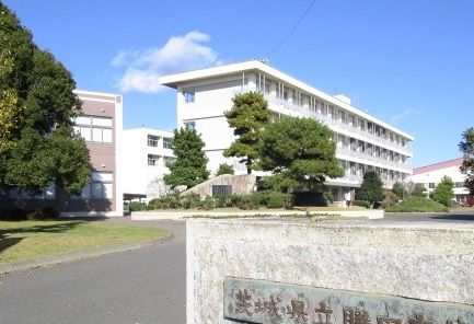 近くの中学校まで410m（徒歩6分）