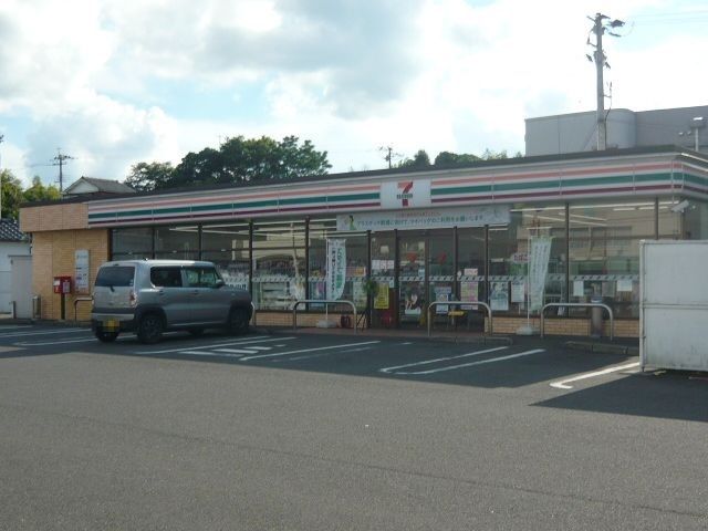 近くのコンビニまで900m（徒歩12分）